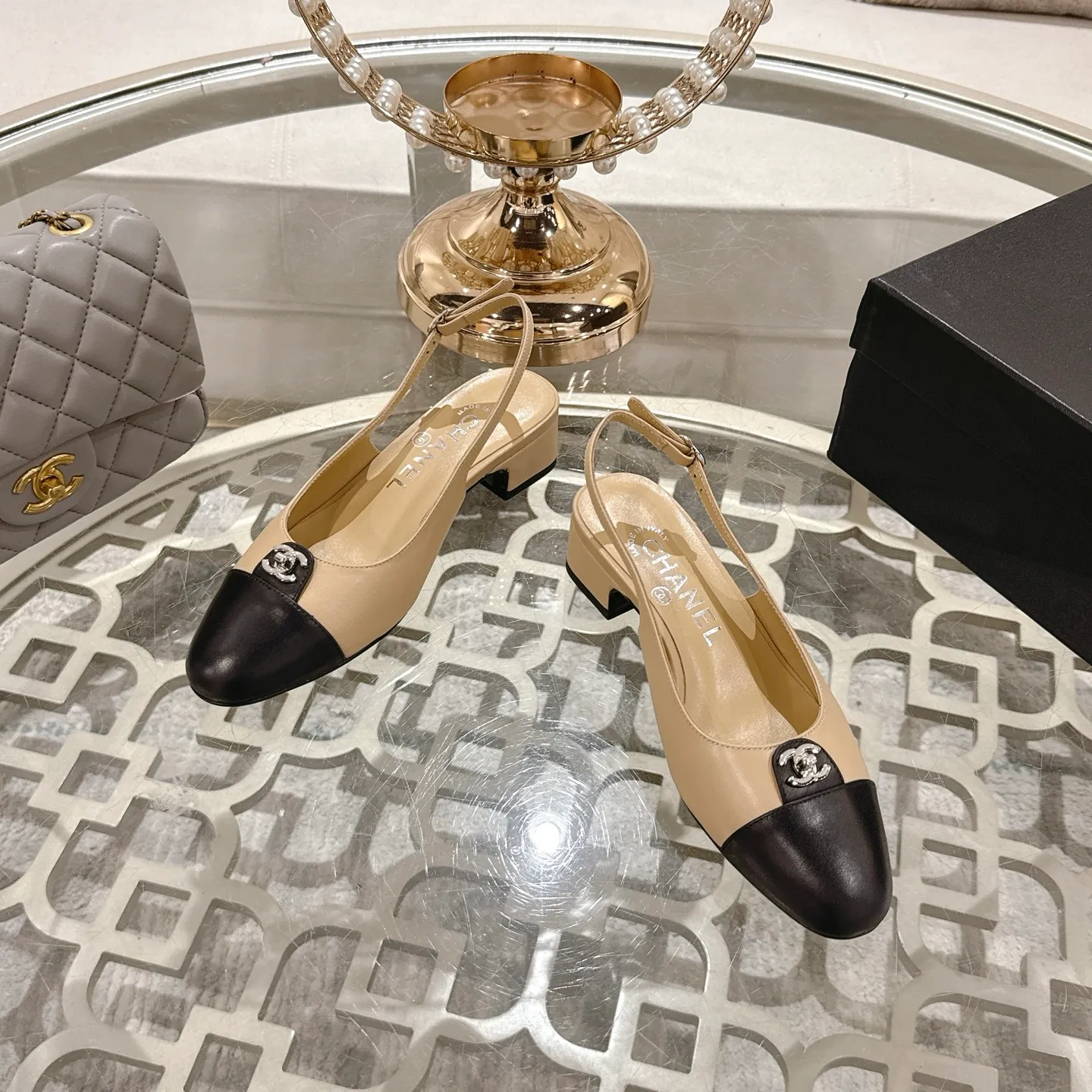 👟👟Ex-factory price 540👟👟 Chanel 𝟐𝟎𝟐𝟓SS spring and summer new double C button Mary Jane 🆕 Xiaoxiang𝐂jia's beautiful Mary Jane sandals are so sweet that they are so beautiful that they have a round square toe design. Cute and cute ~ metal/button logo. The appearance is super online. When you wear it, you will feel like a wealthy daughter. I thought it looked good only when I put it on my feet, I realized how easy it is to wear ~ Upper: Customized lambskin Lining: Sheepskin Outsole: Genuine leather outsole imported from Italy Code number: 35-42 (customized on 40.41.24, non-refundable) Packaging: The latest gift box packaging at the counter